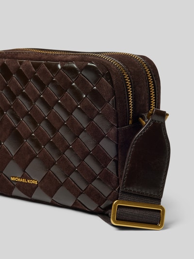 Produktfoto, Handtasche in Flecht-Optik Modell 'BRYANT' von MICHAEL Michael Kors, dunkelbraun, Lederstruktur, goldene Details, Nahaufnahme.
