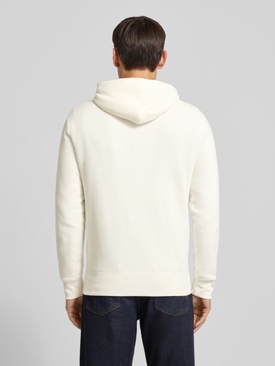 Männermodel trägt Hoodie mit Label-Stitching und Känguru-Tasche von Polo Ralph Lauren in Creme, Baumwoll-Mix, Rückenlänge 72 cm, Ganzkörperansicht Rückansicht.