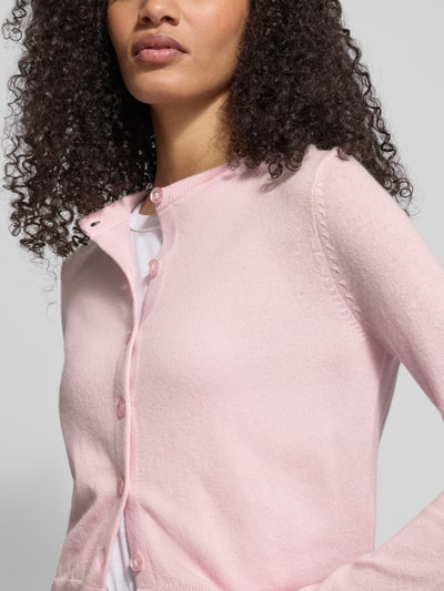 Frauenmodel trägt Slim Fit Strickjacke aus Woll-Kaschmir-Mix Modell 'NEBBIA' von Weekend Max Mara, unifarben rosa, Nahaufnahme Oberkörper.