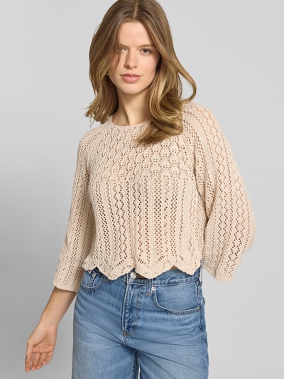 Frauenmodel trägt Cropped Pullover aus Baumwoll-Mix Modell 'NOLA' von Only in Beige, grob gestrickt, unifarben, Regular Fit, Nahaufnahme Oberkörper.