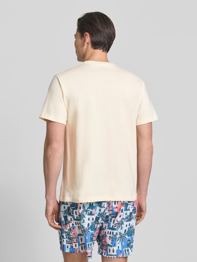 Männermodel trägt T-Shirt mit Brusttasche und Stitching Modell 'Ilfracombe' von BOARDIES aus Reine Baumwolle, Regular-Fit, Rückansicht, Herren T-Shirt