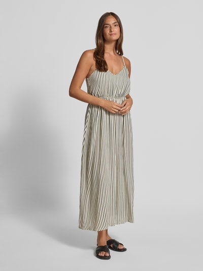 Frauenmodel trägt gestreiftes Midikleid aus reiner Viskose Modell 'Marrakech' von ICHI, taillierte Passform, Spaghetti-Träger, Ganzkörperansicht von vorne.