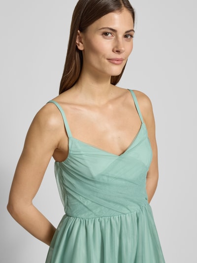 Vrouwenmodel draagt Cocktailjurk van tule model 'Penelope' van GUIDO MARIA KRETSCHMER WOMAN in A-lijn met verstelbare spaghettibandjes, detailopname bovenlichaam