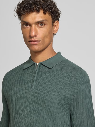 Męski model nosi Regular Fit Poloshirt aus reiner Bio-Baumwolle Modell 'CRAN' od SELECTED HOMME, zieleń, struktura dzianiny, krótki rękaw, dzianina bio-bawełna, kołnierz polo, krótki zamek, widok na górną część ciała z przodu