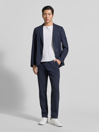 Mężczyznamodel nosi Slim Fit Hose aus Woll-Mix Modell 'P-GENIUS' von BOSS, efekt: wzór na całej powierzchni, kratka, mieszanka wełny, wpuszczana kieszeń, kieszeń z tyłu, szlufki na pasek, półprzezroczysty efekt, zapięcie na haftkę i zamek błyskawiczny, elastyczny pas z tunelem, krój slim fit, kolor granatowy, całkowity widok z przodu