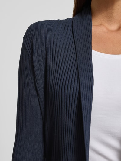 Vrouwenmodel draagt Regular Fit Cardigan uit viscosemix van Tom Tailor in melangelook met ribtricot, zonder sluiting, nahaufnahme bovenlichaam.