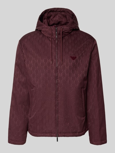 Produktfoto, Regular Fit Jacke mit Allover-Logo-Print von Emporio Armani in Bordeaux mit Kapuze, Zweiwege-Reißverschluss und Logo-Applikation, Armani