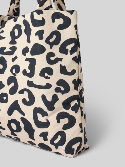 Produktfoto, Tote Bag mit Allover-Animal-Print von Studio Noos in Beige mit schwarzen Mustern, offenes Hauptfach, Logo-Detail, robuste Textur.