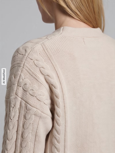 Frauenmodel trägt Regular Fit Strickjacke aus reiner Wolle Modell 'PRIMO' von Max Mara, beige, grobe Strickstruktur, Nahaufnahme Rückansicht, Damen Strickjacke von Weekend Max Mara, KI-modifiziertes Bild.