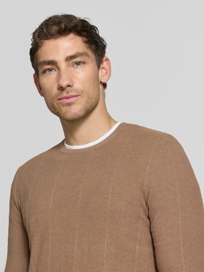 Männermodel trägt Strickpullover aus Viskose-Mix Modell 'Goa' von CINQUE in Beige, feine Rippenstruktur, Nahaufnahme Oberkörper. Herren Strickpullover, Slim Fit, Rundhalsausschnitt, Rückenlänge 70 cm, Ärmellänge 72 cm.