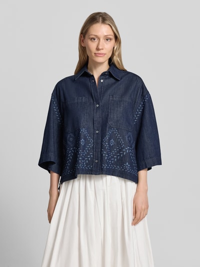 Vrouwenmodel draagt blauwe boxy fit jeansblouse van puur katoen model 'ALARE' van Weekend Max Mara, dames jeansblouse, vooraanzicht bovenlichaam.