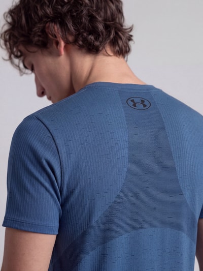 Männermodel trägt Regular Fit Sport-T-Shirt mit Logo-Print von Under Armour in Blau, strukturierte Textur, Nahaufnahme Oberkörper, Herren Sport-T-Shirt von Under Armour