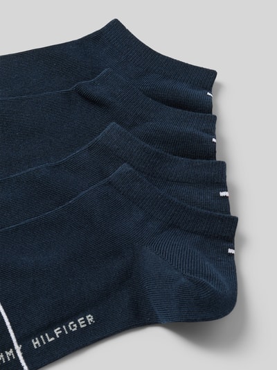 Produktfoto, Sneaker-Socken aus Baumwoll-Mix im 4er-Pack von Tommy Hilfiger in Dunkelblau, unifarben, mit Logo-Schriftzug und geripptem Bund.