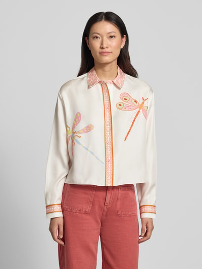 Modelka nosi Regular Fit Bluse im Allover-Look von HERZENS w kremowym kolorze z kolorowymi ważkami, kołnierz koszulowy, zapięcie na guziki, długość tyłu 59 cm, długość rękawa 60 cm w rozmiarze 36, przód, ujęcie całej sylwetki.