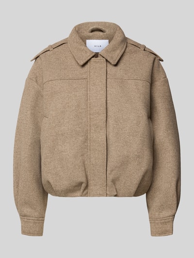 Produktfoto, beżowa Jacke mit Schulterkollern Modell 'ZIKKA' von VILA o kroju regular fit, z kołnierzem wykładanym, struktura miękka, długość pleców w rozmiarze 36: 53 cm, szerokość ramion w rozmiarze 36: 55 cm, szerokość klatki piersiowej w rozmiarze 36: 53 cm, długość rękawa w rozmiarze 36: 52 cm