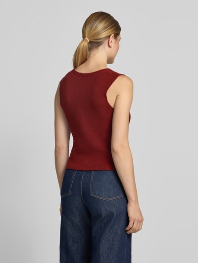 Männermodel trägt kamizelka Regular Fit z mieszanki wiskozy model 'KANITA' od Soyaconcept, ciemnoczerwony, faktura prążkowana, widok całej sylwetki z tyłu.