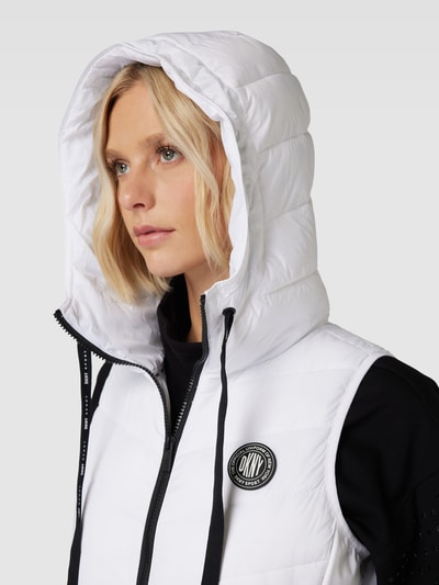 DKNY PERFORMANCE Steppweste mit Label-Patch Modell 'WET CIRE' Weiss 3