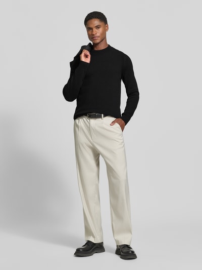Männermodel trägt schwarzen Regular fit pullover aus mix van viscose en wol Modell 'Wylandor' von JOOP! collectie, Ganzkörperansicht von vorne.