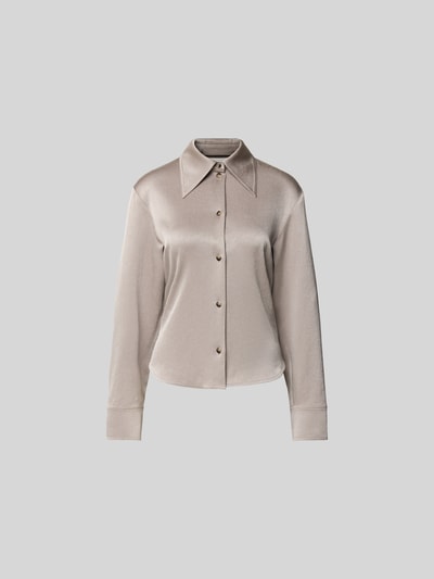 Produktfoto, Hemdbluse mit Spitzkragen von Nanushka aus Satin in Beige, taillierte Passform, durchgängige Knopfleiste, langärmelig, Rückenlänge 58 cm, Ärmellänge 64 cm