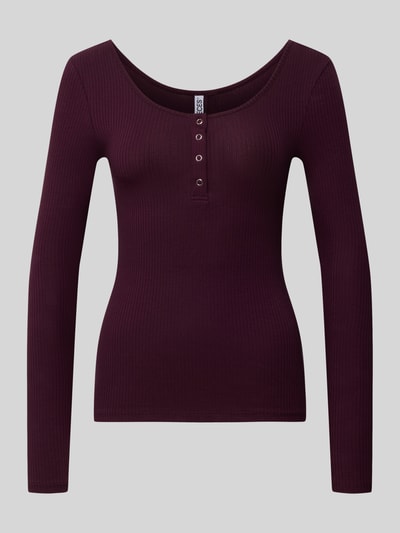Produktfoto, Slim Fit Langarmshirt aus Baumwoll-Mix Modell 'KITTE' von Pieces, bordowy, prążkowana tekstura, jednolity, dekolt Henley, wąskie paski, krótkie zapięcie na napy