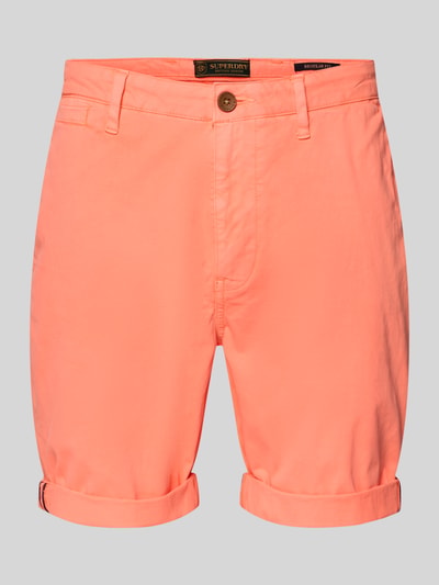 Produktfoto, Regular Fit Shorts mit Münztasche von Superdry aus elastischem Baumwoll-Mix in Koralle mit Gesäßtaschen und Knopf-Reißverschluss.