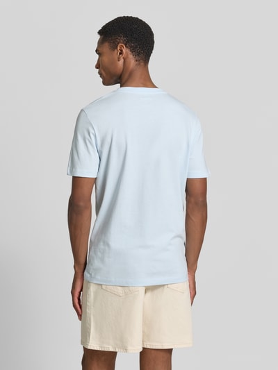 Männermodel trägt Regular Fit T-Shirt aus reiner Baumwolle von s.Oliver RED LABEL, unifarben in Hellblau, Jerseystruktur, Ganzkörperansicht Rückansicht.