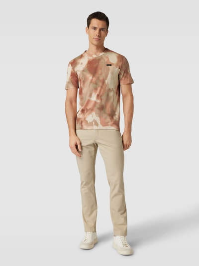 CK Calvin Klein T-shirt ze wzorem moro na całej powierzchni Terakotowy 1