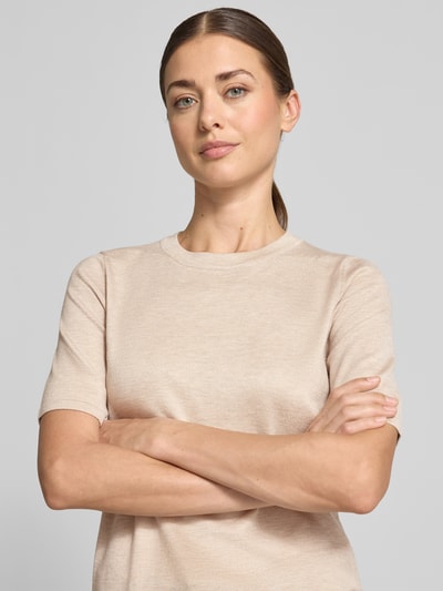 Frauenmodel trägt Regular Fit Pullover in Strick-Optik Modell "LULS" von ICHI, Viskose-Mix, kurzärmlig, rundhals, Nahaufnahme Oberkörper.