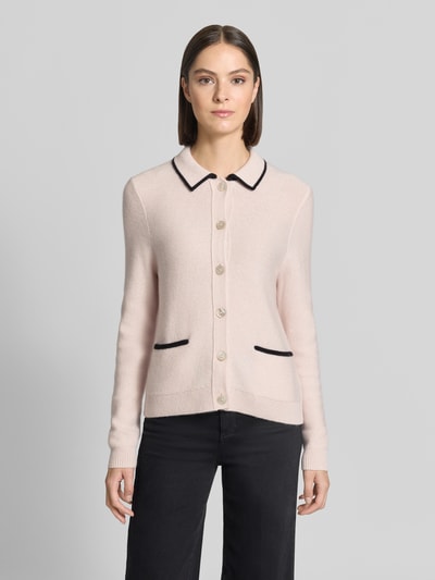 Frauenmodel trägt Regular Fit Cardigan aus Kaschmir-Mix von Christian Berg Woman, hellrosa mit schwarzen Details, Ganzkörperansicht von vorne.