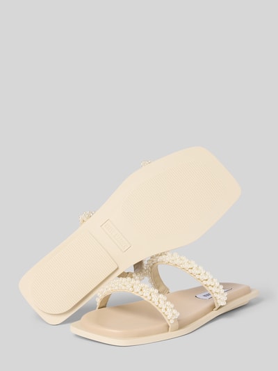 Produktfoto, Pantolette mit Perlenbesatz Modell 'Sinne' von Steve Madden in Beige, eckige Form, dünne Riemen, glatte Sohle, offene Ferse, flacher 1 cm Absatz, Damenmodell