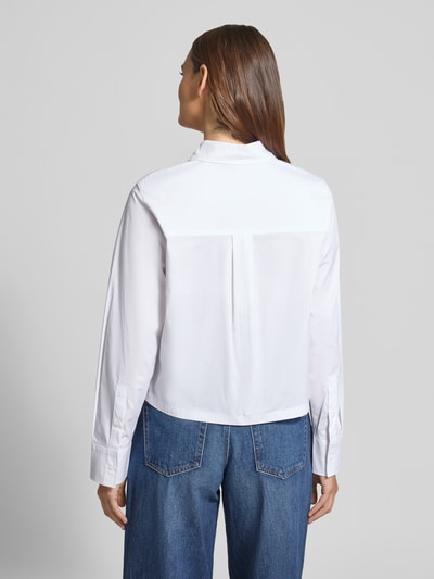 Frauenmodel trägt Boxy Fit Hemdbluse aus Baumwoll-Mix von s.Oliver BLACK LABEL, Optik: Unifarben, Passform: Boxy-Fit, Länge: Cropped, Ganzkörperansicht Rückansicht.