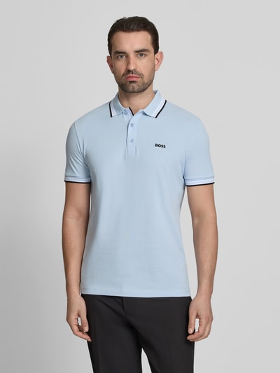 Männermodel trägt Regular Fit Poloshirt aus reiner Baumwolle Modell 'PADDY' von BOSS Green, Optik: Unifarben, Nahaufnahme Oberkörper.