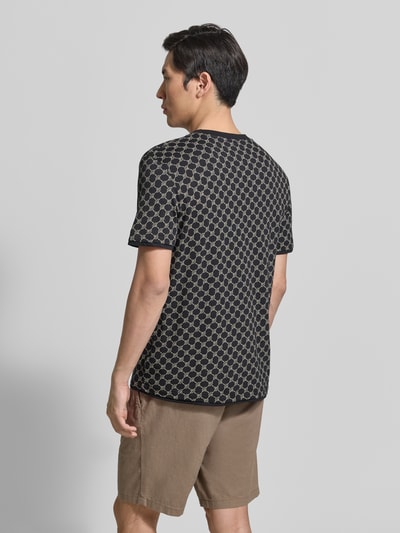 Männermodel trägt T-Shirt mit Logo-Muster und Rundhalsausschnitt von JOOP! Collection aus Baumwoll-Lyocell-Mix, Regular-Fit, Rückenlänge 69 cm, Ganzkörperansicht Rückansicht.