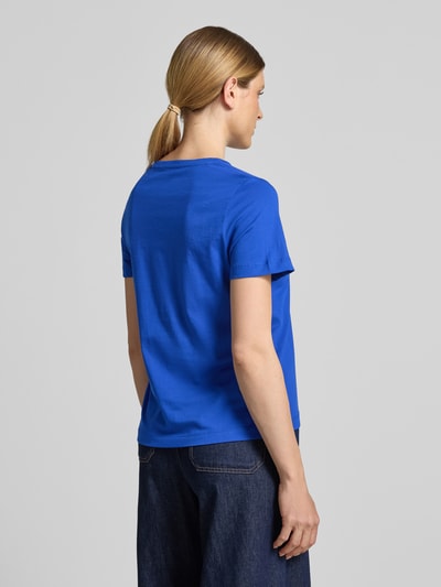 Frauenmodel trägt Regular Fit T-Shirt aus reiner Baumwolle von Tom Tailor in Optik: Unifarben, Passform: Regular-Fit, Motiv-Print, Rundhals, Kurzarm, Material: Reine Baumwolle, Ganzkörperansicht Rückansicht.
