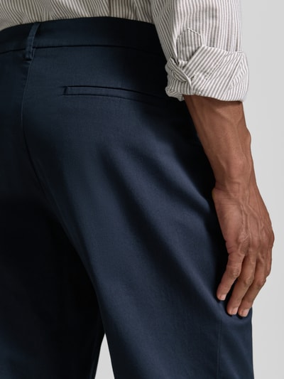 Männermodel trägt Loose Fit Bundfaltenhose mit Gesäßtaschen von MCNEAL aus dunkelblauem Baumwoll-Elasthan-Mix, Detailaufnahme Rückansicht. Innenbeinlänge 77 cm, Bundweite 45 cm bei Größe 50.