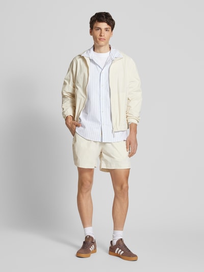 BLKVIS Szorty o kroju relaxed fit z nadrukiem z logo Złamany biały 1