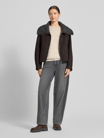 Frauenmodel trägt Jacke mit Zweiwege-Reißverschluss Modell 'Bellamy Loisa' von MOS MOSH in Dunkelbraun und Beige, lockere Passform, Eingrifftaschen, Umlegekragen, Jeans und Boots, Kontext: Rückenlänge 57 cm, Schulterbreite 46 cm, Brustweite 50 cm, Ärmellänge 60 cm bei Größe S, Ganzkörperansicht von vorne.