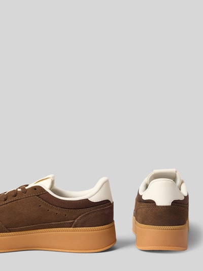 Productfoto, Low Top Sneaker in wildleerlook van Tommy Jeans, bruin met beige accenten, labelprint, platte hak, vetersluiting, afgeronde punt