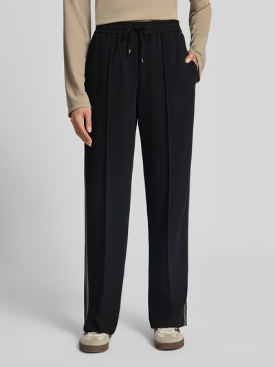Frauenmodel trägt Hose mit elastischem Bund und Galonstreifen von Marc Cain in Schwarz mit Bügelfalten, Regular Fit, Nahaufnahme Oberkörper.