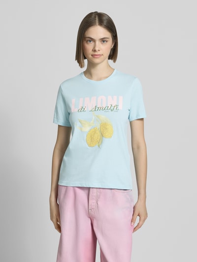 Frauenmodel trägt Regular Fit T-Shirt aus reiner Baumwolle Modell 'KITA' von Only, Optik: Unifarben, Motiv-Stitching, Jersey, Rundhals, Kurzarm, Ganzkörperansicht von vorne.