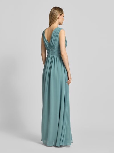 Frauenmodel trägt Maxikleid mit Taillenband und Drapierungen von TROYDEN COLLECTION aus Chiffon in Blau, Taillierter Schnitt, Ganzkörperansicht Rückansicht. Rückenlänge bei Größe 36: 133 cm, Brustweite bei Größe 36: 32 cm.