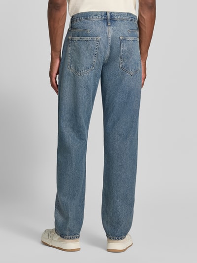 Männermodel trägt blaue Straight Fit Jeans aus Baumwoll-Lyocell-Mix Modell 'MAADOX' von ARMEDANGELS, Herrenmode, Ganzkörperansicht Rückansicht.