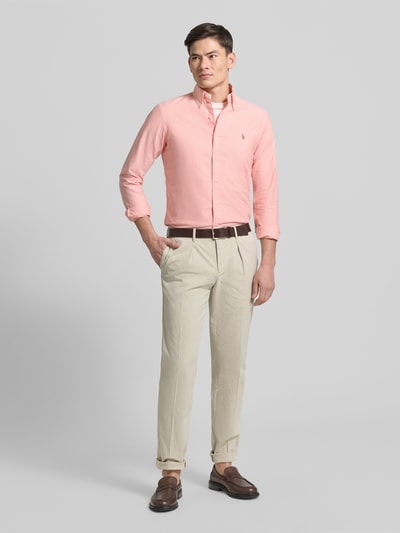 Männermodel trägt Freizeithemd mit Knopfleiste von Polo Ralph Lauren in Rosa, Reine Baumwolle, Regular-Fit, Button-Down-Kragen, Label-Stitching, Ganzkörperansicht von vorne. Rückenlänge 81 cm, Schulterbreite 45 cm, Ärmellänge 66 cm bei Größe M.