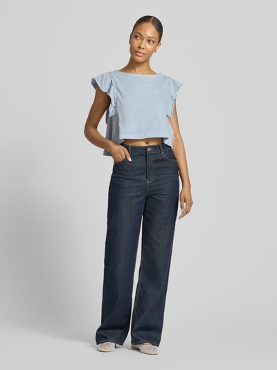 Frauenmodel trägt Damen T-Shirt mit Schmetterlingsärmel Modell 'MIRIEL' von Drykorn aus Reine Baumwolle, Loose-Fit, U-Boot-Ausschnitt, Häkelspitze, Rückenlänge bei Größe S 45 cm, hellblau, weiche Textur, Ganzkörperansicht von vorne.