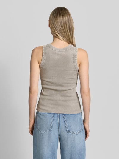 Modelka kobieca ma na sobie Tanktop mit Rundhalsausschnitt Modell 'OLINA' od Drykorn, czysta bawełna, krój slim fit, drobny prążek, szary odcień, jeansowe spodnie, długość pleców w rozmiarze S: 51 cm, widok całej sylwetki z tyłu.