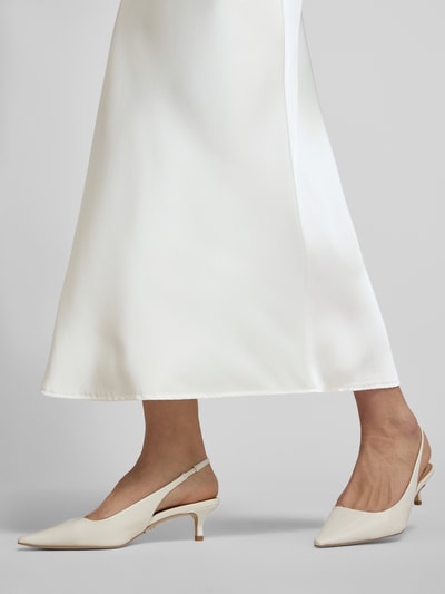 Vrouwenmodel draagt Satinrock mit elastischem Bund van V by Vera Mont, witte gladde satijn, rechte fit, midi lengte, detailopname benen.