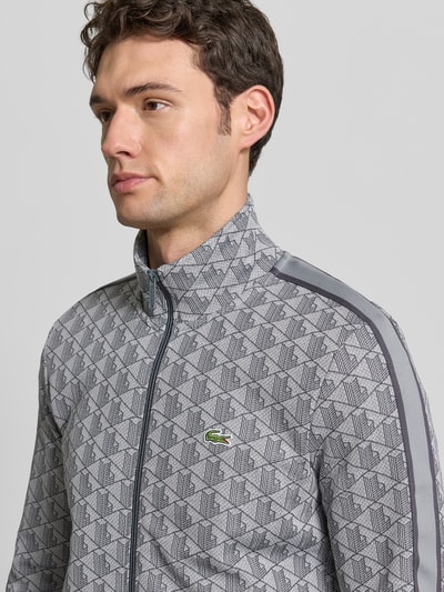 Männermodel trägt Regular Fit Sweatjacke mit Baumwoll-Anteil von Lacoste in Optik: Unifarben mit Allover-Muster, Nahaufnahme Oberkörper.