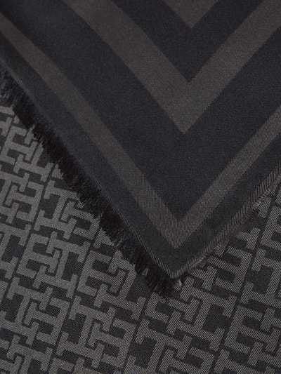 Produktfoto, Schal mit Logo-Muster von Tommy Hilfiger aus Modal mit Allover-Muster und kurzen Fransen, graue und schwarze Töne, strukturierte Textur