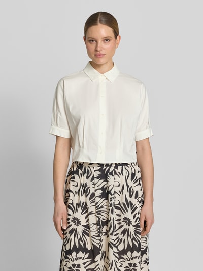 Frauenmodel trägt Regular Fit Hemdbluse mit Hemdblusenkragen von ROBE LÉGÈRE aus Baumwoll-Mix, durchgängige Knopfleiste, Halbarm, Ganzkörperansicht von vorne.