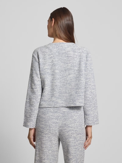 Vrouwenmodel draagt Jacke in Bouclé-Optik met Rundhalsausschnitt van Christian Berg Woman, katoenmix, regular fit, bouclé-look, ruglengte maat S 47 cm, schouderbreedte 45 cm, borstwijdte 51 cm, mouwlengte 54 cm, lichtgrijs-wit gemêleerd, grof textuur, ganzlichaamsaanzicht rugaanzicht.